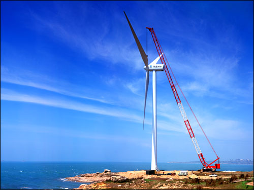 QUY500在福建龙源风电场准备吊装由闽电二建承建的，目前国内更大的2兆瓦风力发电机安装工程.jpg